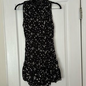 Lulus small back floral mini dress.. Size small. Great conditin.